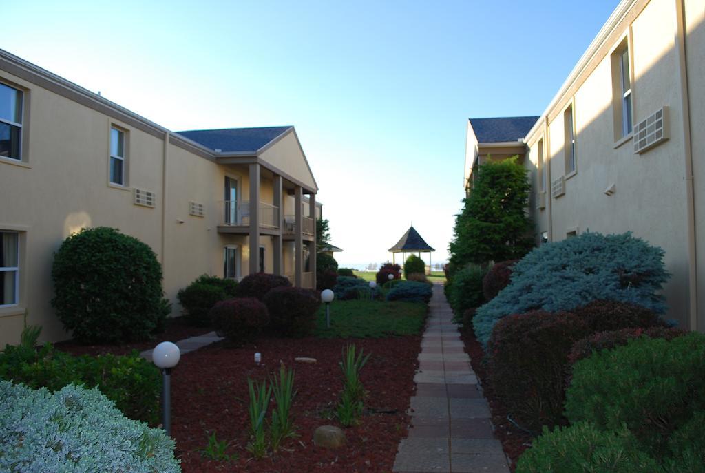 Clinton Inn & Suites Port Clinton Exterior foto